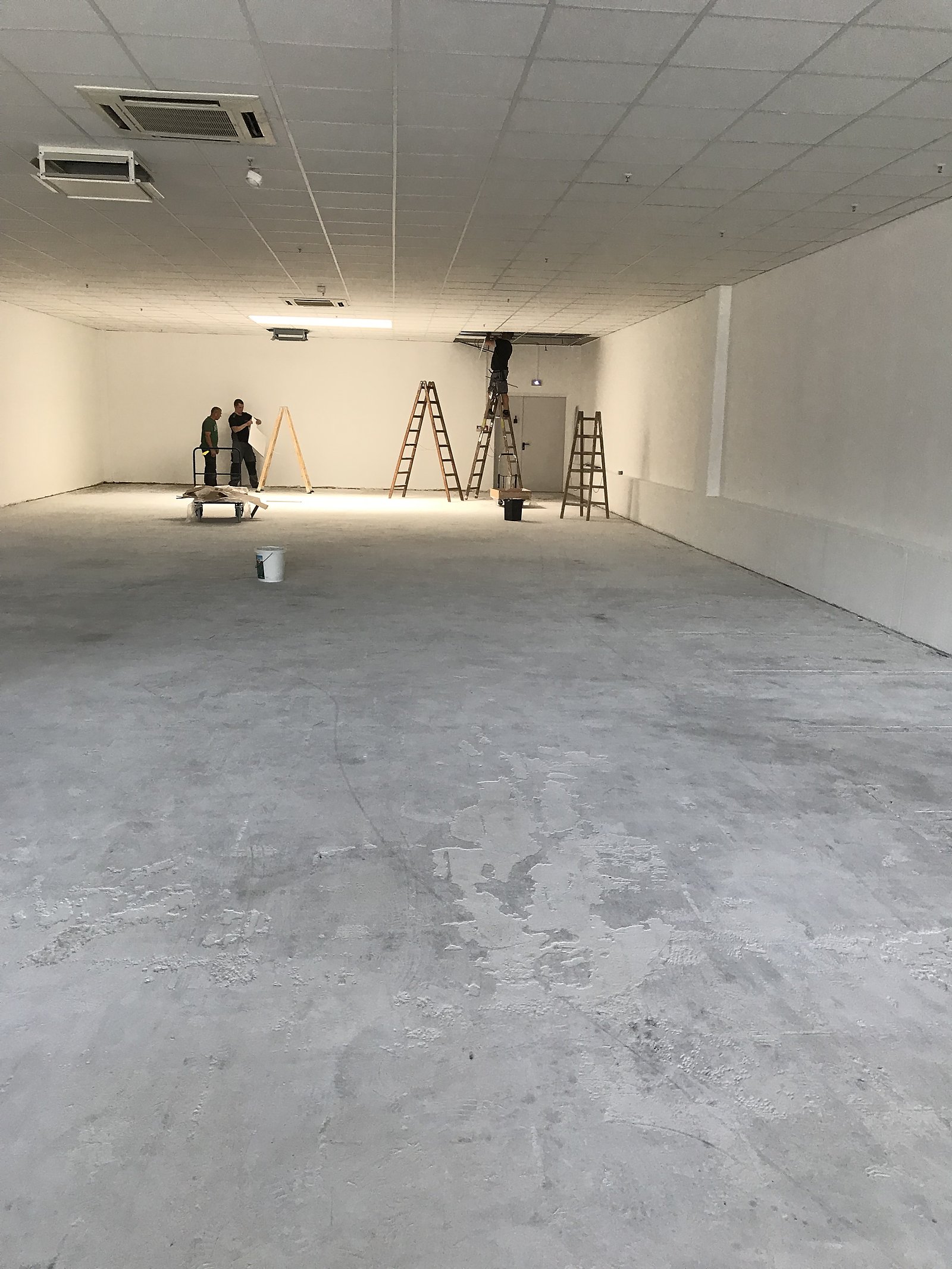 Demontage und Rückbau in Kiel – Gewerbefläche leer und besenrein, nachher