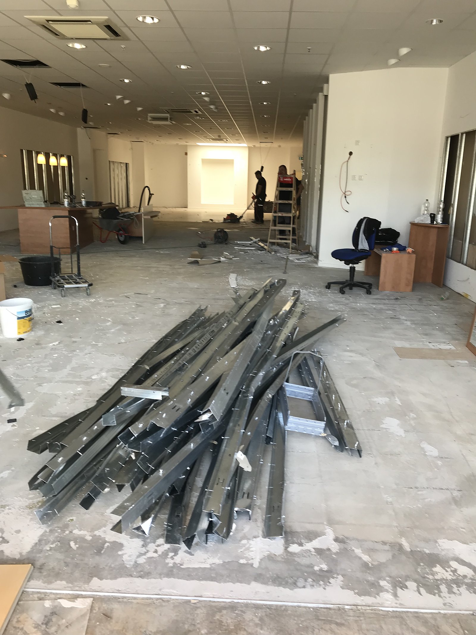 Demontage und Rückbau in Kiel – Gewerbefläche mit demontierten Metallprofilen, vorher