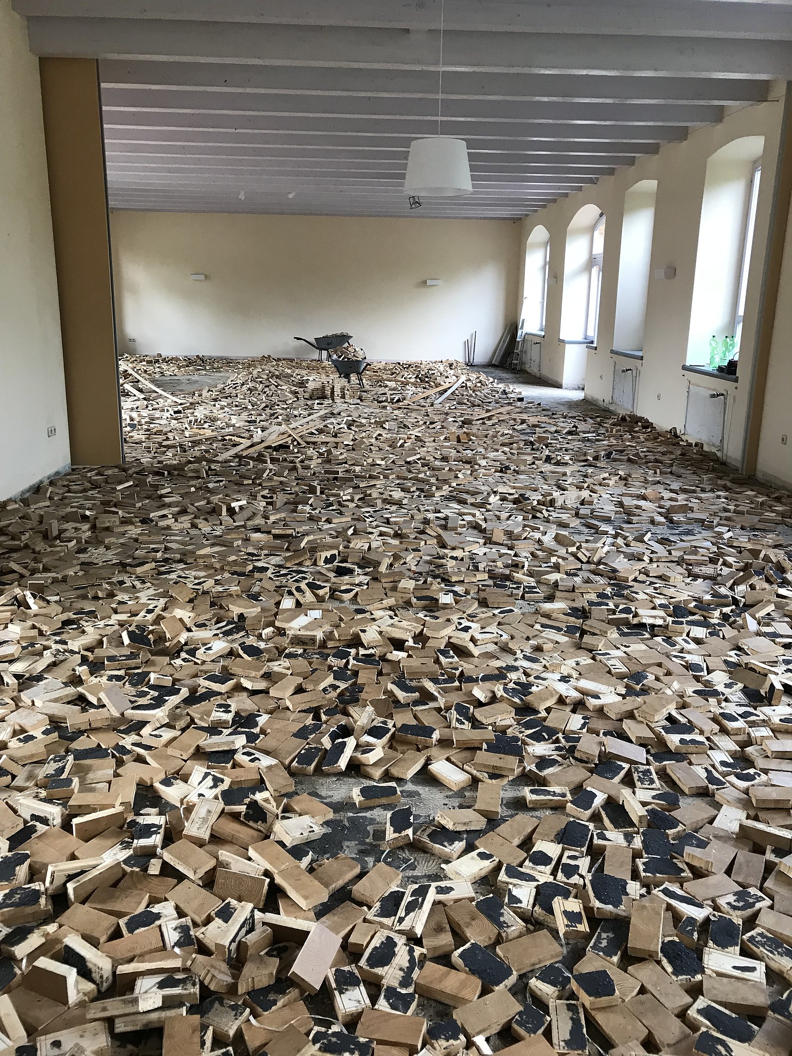 Entrümpelung in Kiel – großer Saal voller Bauschutt, vorher