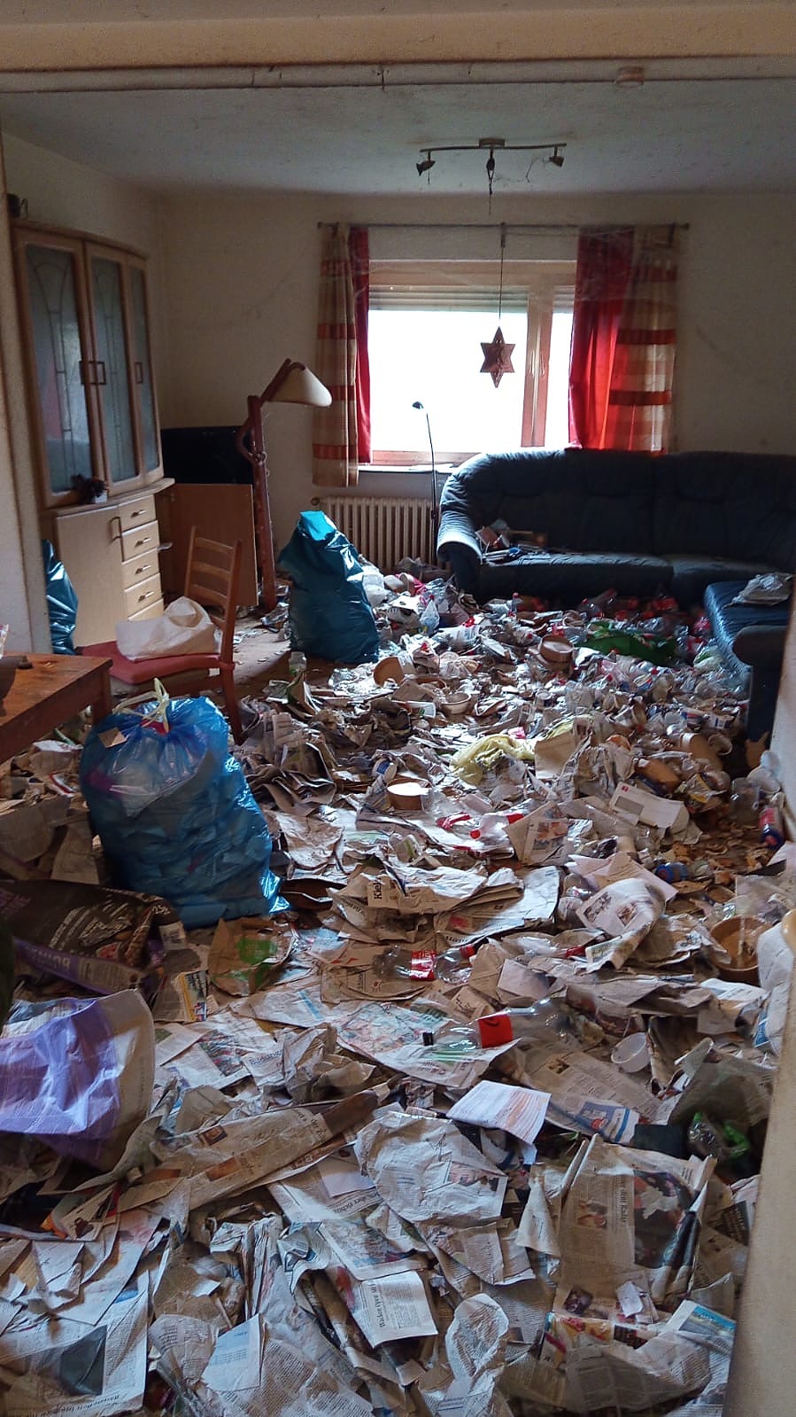Haushaltsauflösung in Kiel – vermülltes Wohnzimmer, vorher